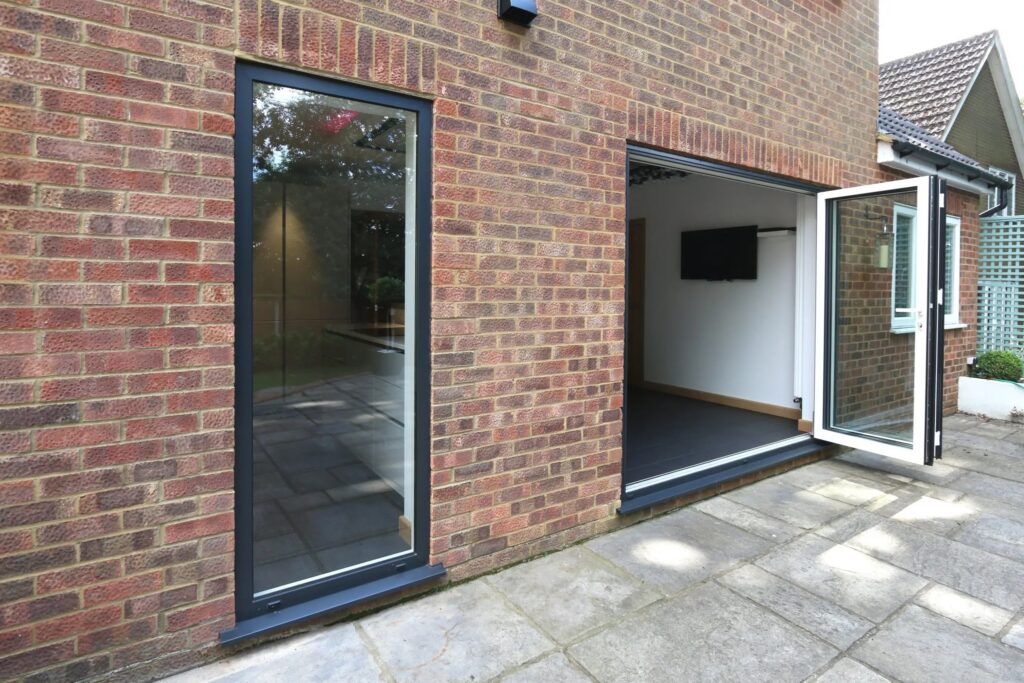 dual colour aluminium bifold door outside ridgemount sieger systems 2 scaled