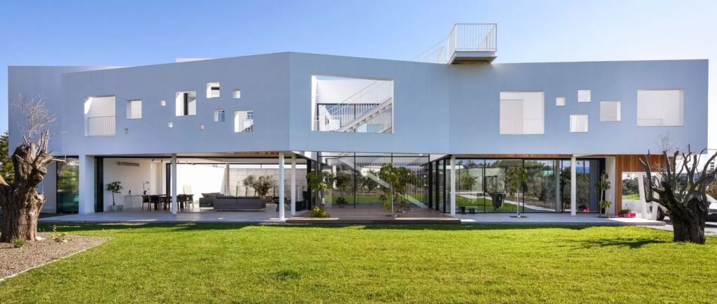 house deftera with larrge fixed windows glass walls and sliding glass doors